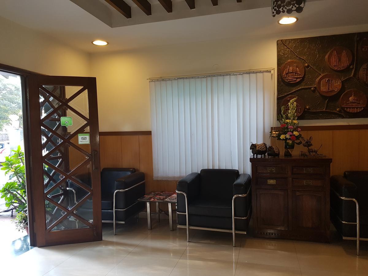 Trinity Suits Bangalore Buitenkant foto